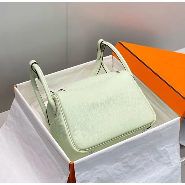 Hermes Lindy 26cm Bag In Vert Fizz Clemence Leather GHW - Image 2