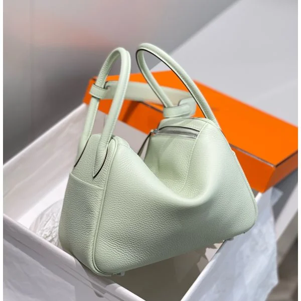 Hermes Lindy 26cm Bag In Vert Fizz Clemence Leather GHW - Image 4