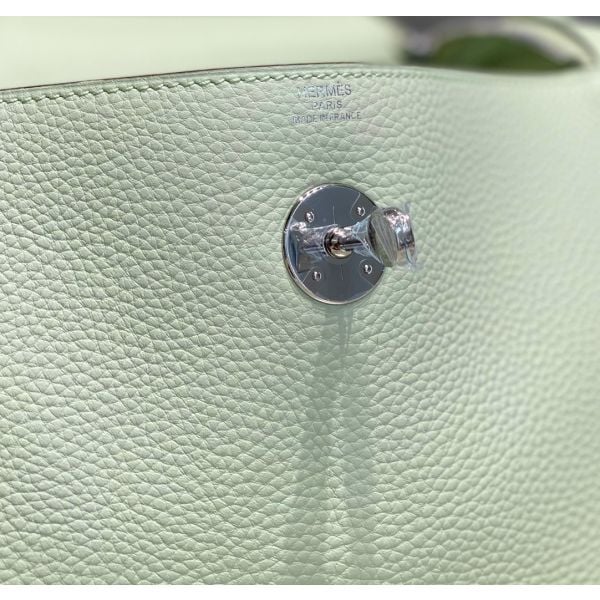 Hermes Lindy 26cm Bag In Vert Fizz Clemence Leather GHW - Image 6