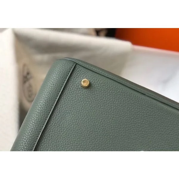 Hermes Lindy 30cm Bag In Vert Amande Clemence Leather GHW - Image 8